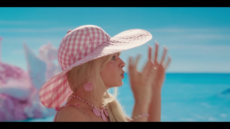 pink gingham sun hat - Margot Robbie) - Barbie (2023) Movie