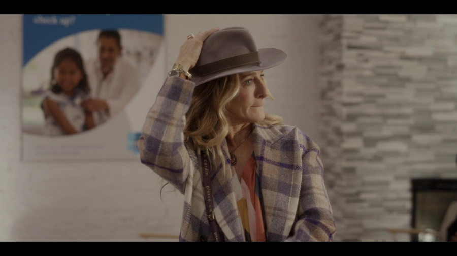 fedora hat - Sarah Jessica Parker (Carrie Bradshaw) - And Just Like That... TV Show