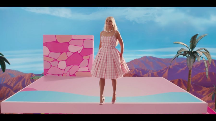 pink and white checked dress - Margot Robbie) - Barbie (2023) Movie