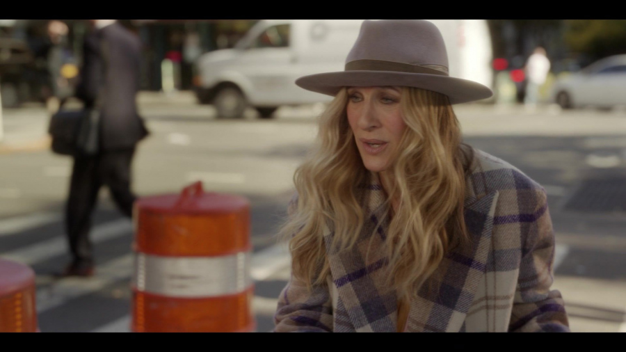 fedora hat - Sarah Jessica Parker (Carrie Bradshaw) - And Just Like That... TV Show