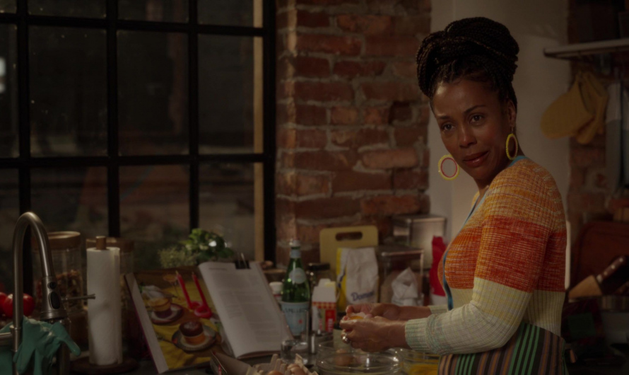 Round Drop Earrings of Karen Pittman as Dr. Nya Wallace