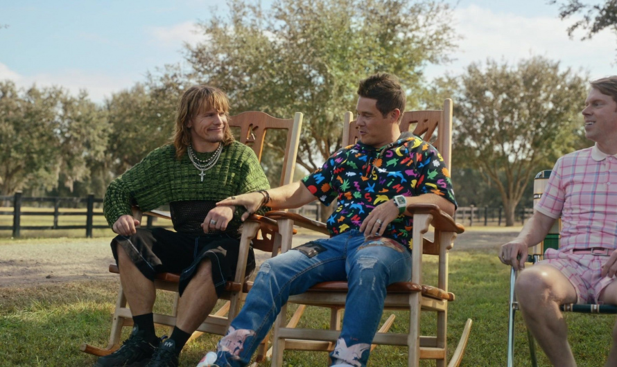 Graphic Print Short-Sleeved Hoodie of Adam DeVine as Kelvin Gemstone