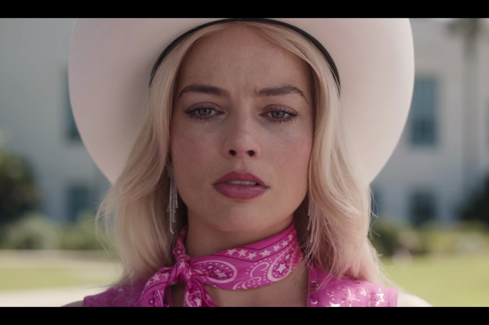 Stars Print Pink Neck Scarf Worn by Margot Robbie Outfit Barbie (2023) Movie