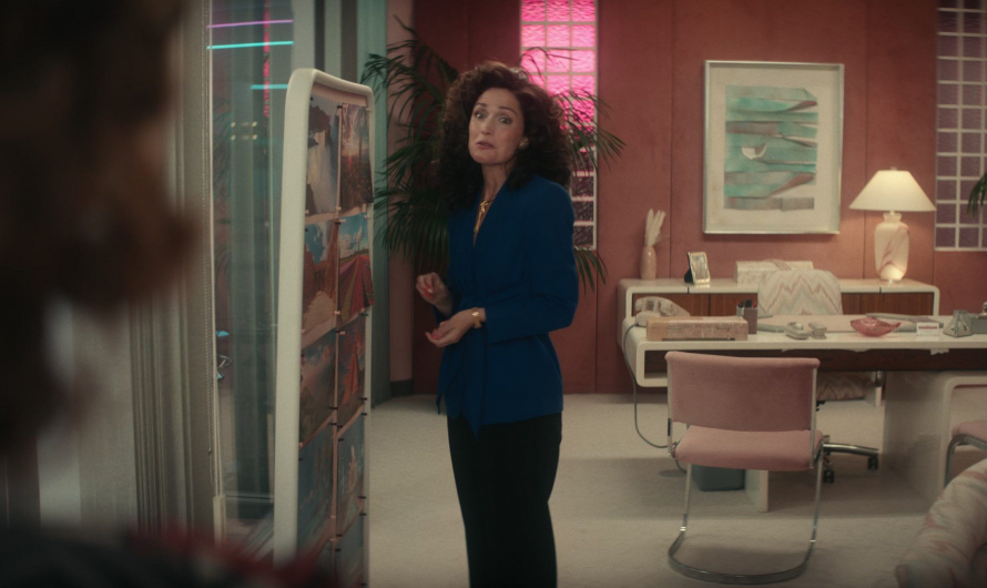 Blue Belted Blazer of Rose Byrne as Sheila Rubin