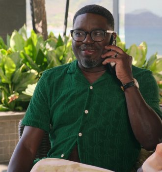 Green Polo Shirt of Lil Rel Howery as Marcus Outfit Vacation Friends 2 (2023) Movie