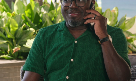 Green Polo Shirt of Lil Rel Howery as Marcus Outfit Vacation Friends 2 (2023) Movie