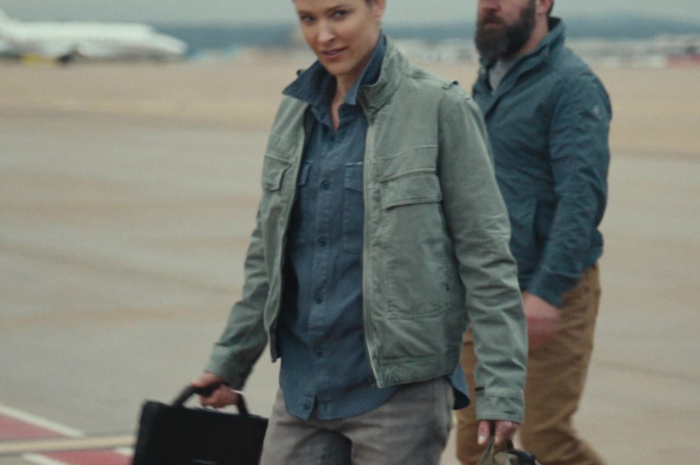 Grey Skinny Jeans of Jill Wagner as Bobby Outfit Special Ops: Lioness TV Show