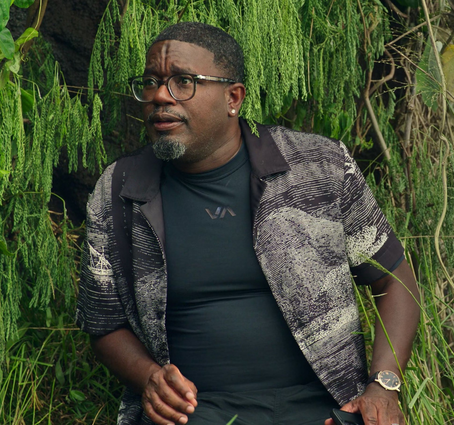 black and white printed short sleeve shirt - Lil Rel Howery (Marcus) - Vacation Friends 2 (2023) Movie