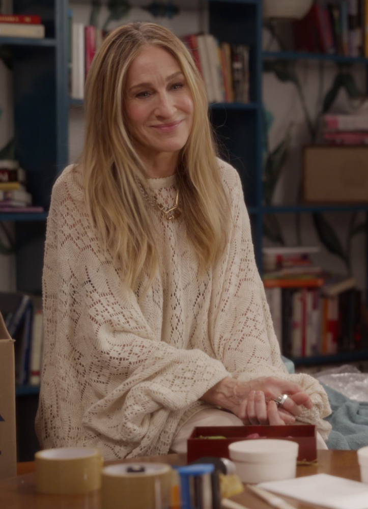 white oversized sweater - Sarah Jessica Parker (Carrie Bradshaw) - And Just Like That... TV Show