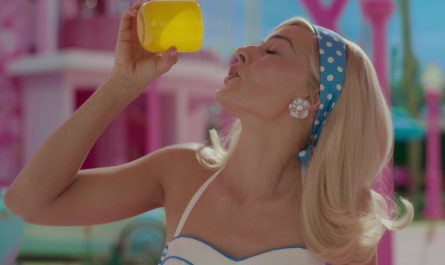 Plastic Floral Earrings of Margot Robbie Outfit Barbie (2023) Movie