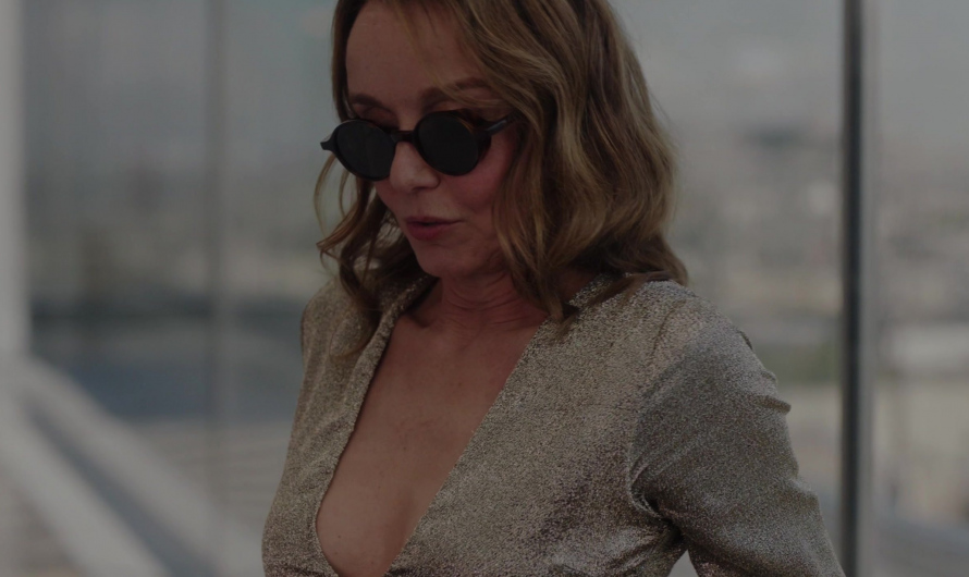 Round Frame Sunglasses of Lily Collins as Emily Cooper