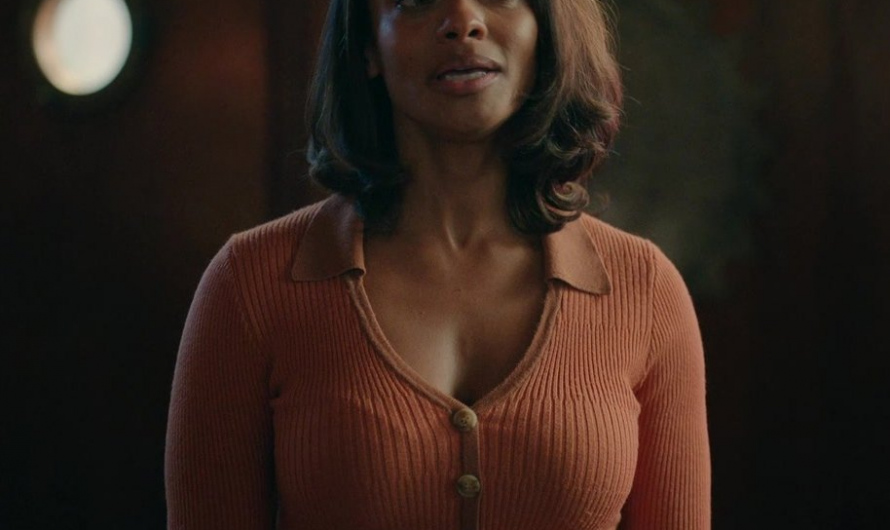 Tight-Fitting Cardigan of Kandyse McClure as Kaia