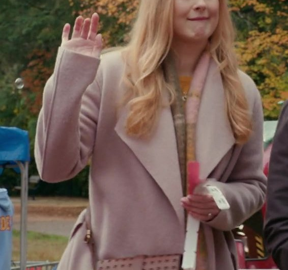 Brown Leather Sholder Bag of Alexandra Breckenridge as Mel Monroe