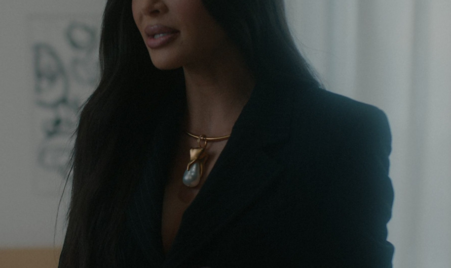 Pearl Pendant Necklace of Kim Kardashian as Siobhan Corbyn
