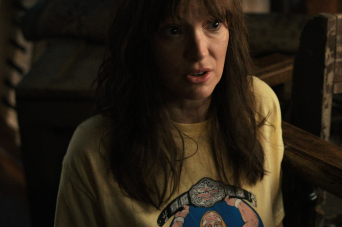 Hulk Hogan Print T-Shirt Worn by Winona Ryder as Joyce Byers Outfit Stranger Things TV Show