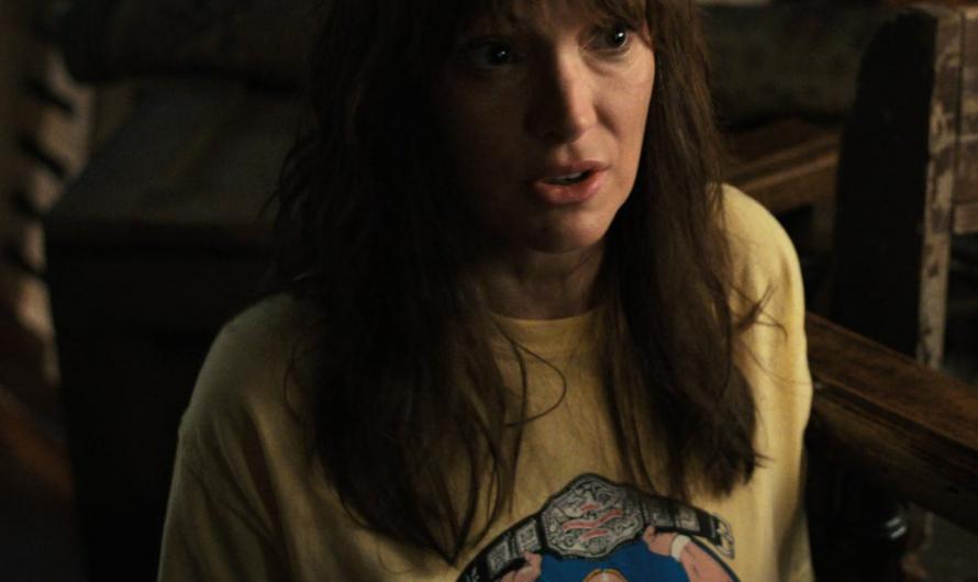 Hulk Hogan Print T-Shirt Worn by Winona Ryder as Joyce Byers