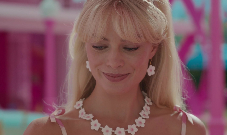 Flowers Earrings and Necklace Worn by Margot Robbie
