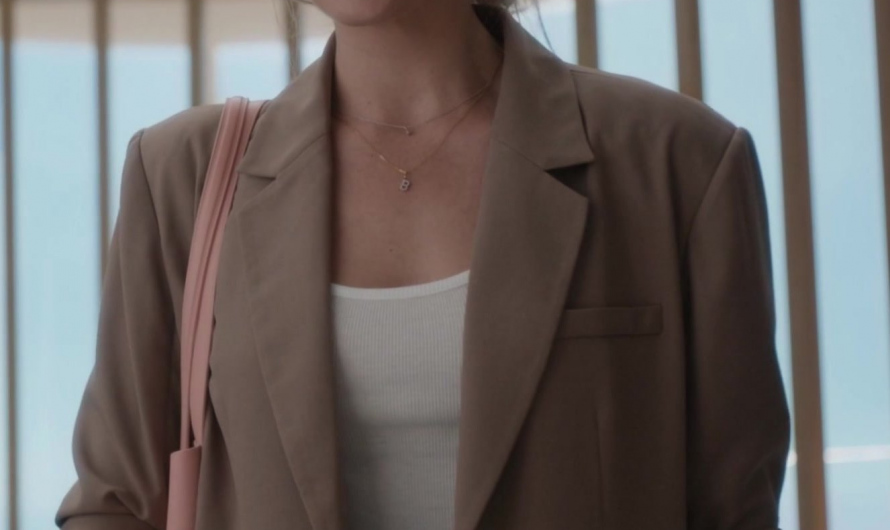 Blazer With Rolled-Up Sleeves Worn by Margot Robbie