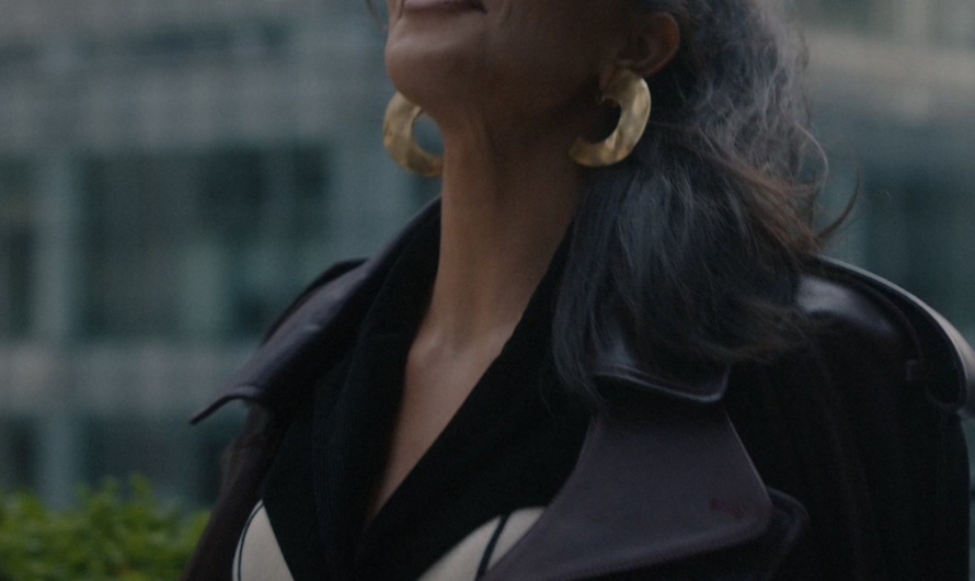 Big Gold Plated Earrings of Kim Kardashian as Siobhan Corbyn