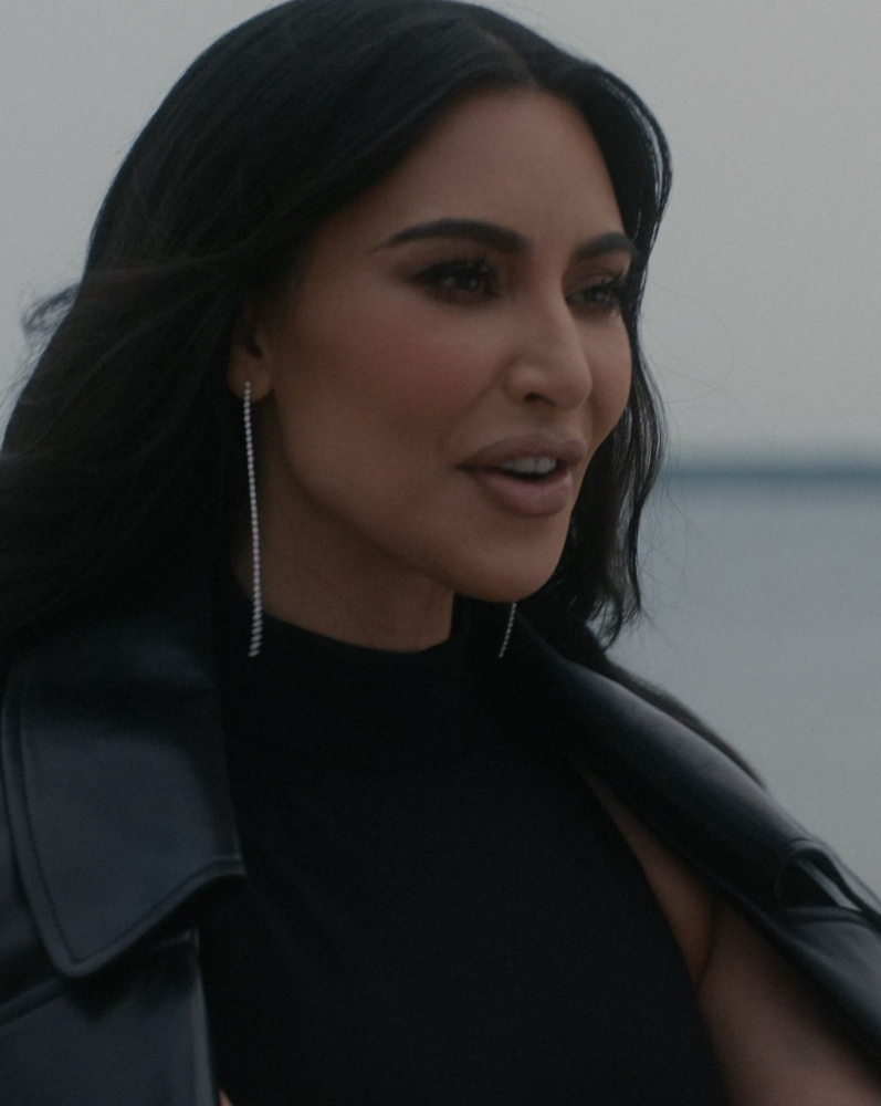 long diamond earrings - Kim Kardashian (Siobhan Corbyn) - American Horror Story TV Show