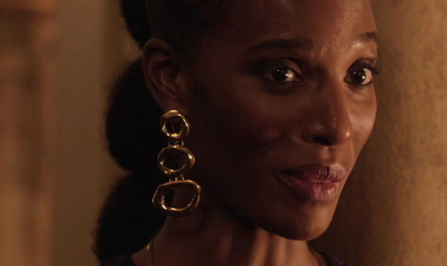 Gold Asymmetric Circle Earrings of Zainab Johnson as Aleesha