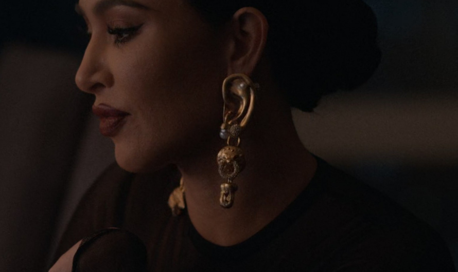 Gold Drop Earrings of Kim Kardashian as Siobhan Corbyn