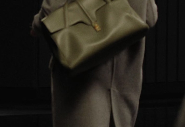 Green Leather Bag of Jennifer Aniston as Alexandra “Alex” Levy