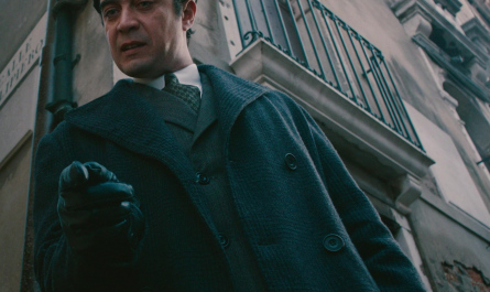 #186 Wardrobe Item – A Haunting in Venice (2023) (Timecode – H00M03S05)