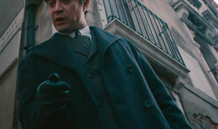 #187 Wardrobe Item – A Haunting in Venice (2023) (Timecode – H00M03S06)