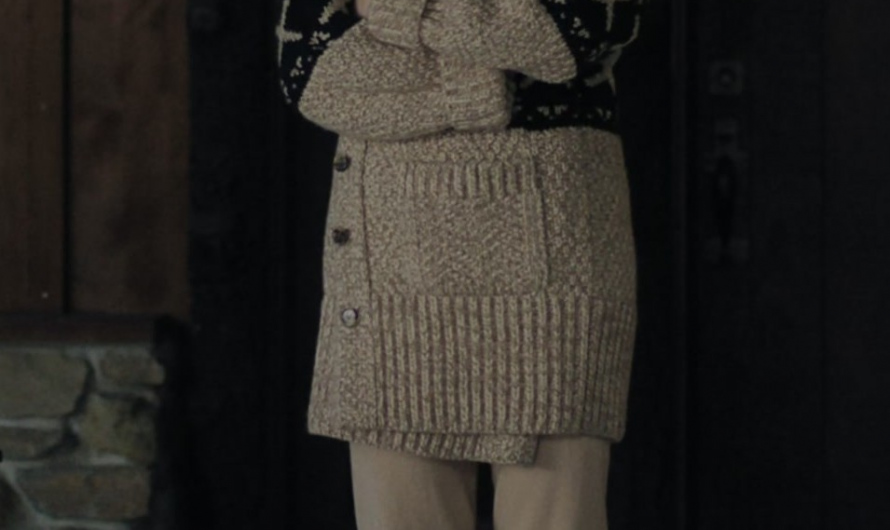 Long Knit Cardigan of Julianna Margulies as Laura Peterson