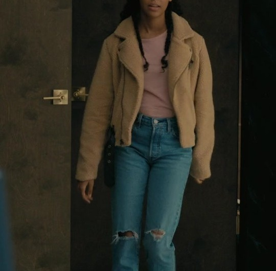 Light Wash Distressed Straight-Leg Jeans of Kyliegh Curran as Lenore Usher