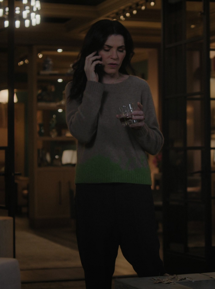 Two-Tone Grey and Green Long Sleeve Crewneck Sweater of Julianna Margulies as Laura Peterson