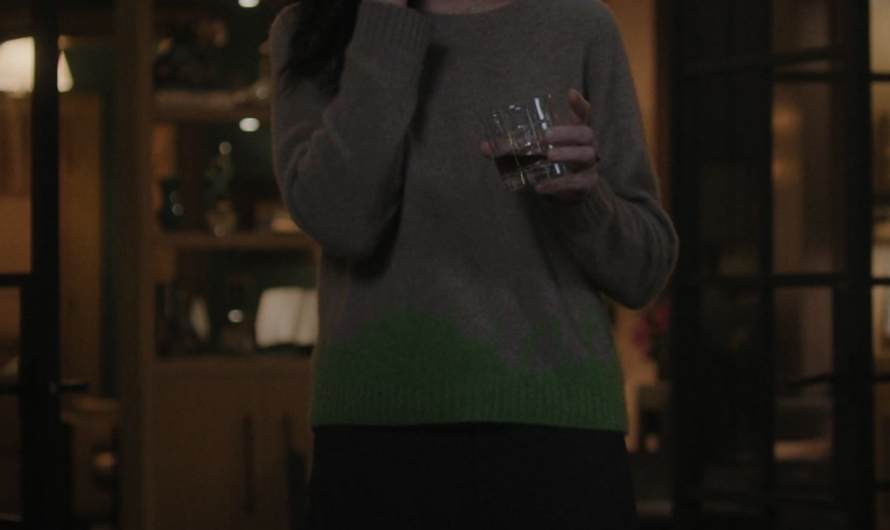 Two-Tone Grey and Green Long Sleeve Crewneck Sweater of Julianna Margulies as Laura Peterson