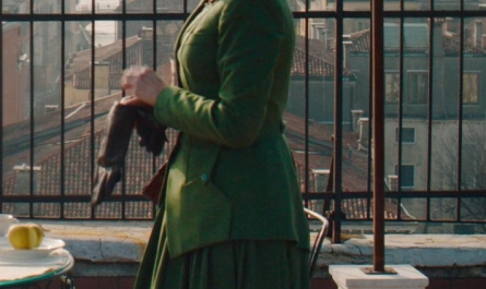 #292 Wardrobe Item – A Haunting in Venice (2023) (Timecode – H00M04S51)