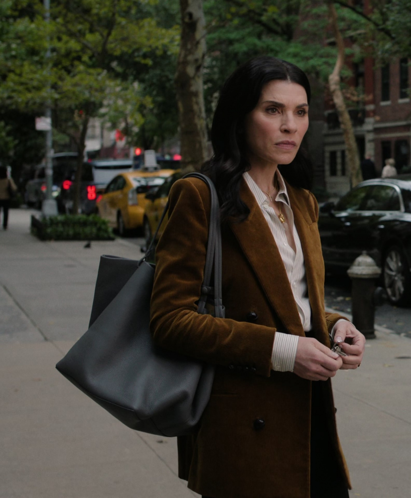 Grey Leather Bag of Julianna Margulies as Laura Peterson