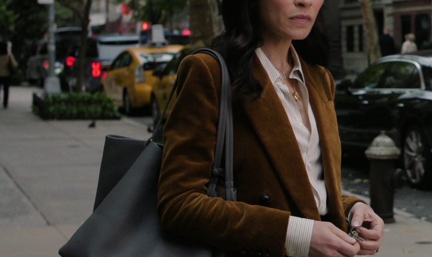 Grey Leather Bag of Julianna Margulies as Laura Peterson