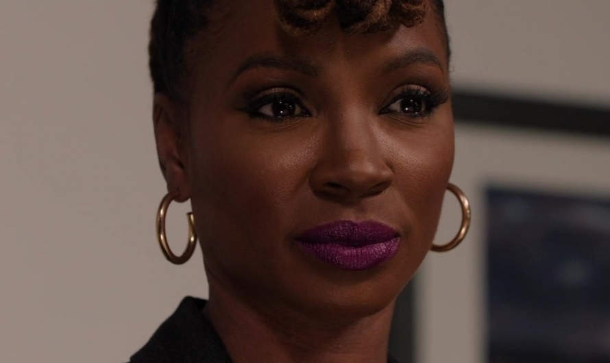 Gold Hoop Earrings of Shanola Hampton as Gabi Mosely