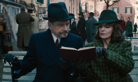#353 Wardrobe Item – A Haunting in Venice (2023) (Timecode – H00M05S52)