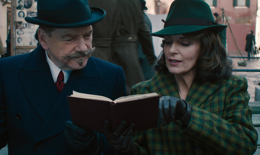 Brown Leather Gloves of Tina Fey as Ariadne Oliver