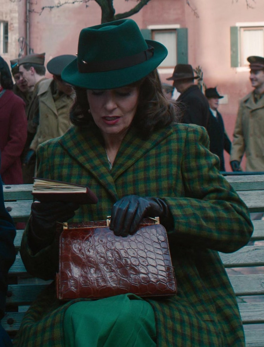 Worn on A Haunting in Venice (2023) Movie - Brown Crocodile-Embossed Leather Bag with Gold-Tone Clasp of Tina Fey as Ariadne Oliver