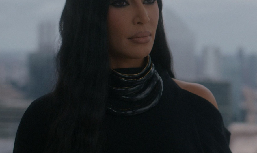 Black Layered Necklace of Kim Kardashian as Siobhan Corbyn