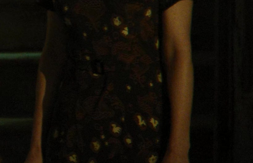 V-Neck Midi Dress with Short Sleeves and Waist Belt of Kelly Reilly as Rowena Drake
