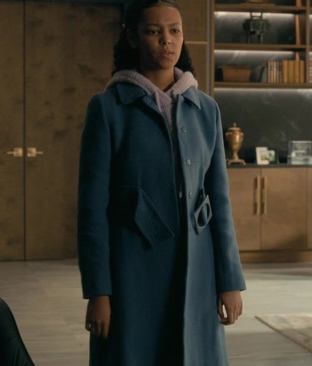Blue Coat of Kyliegh Curran as Lenore Usher