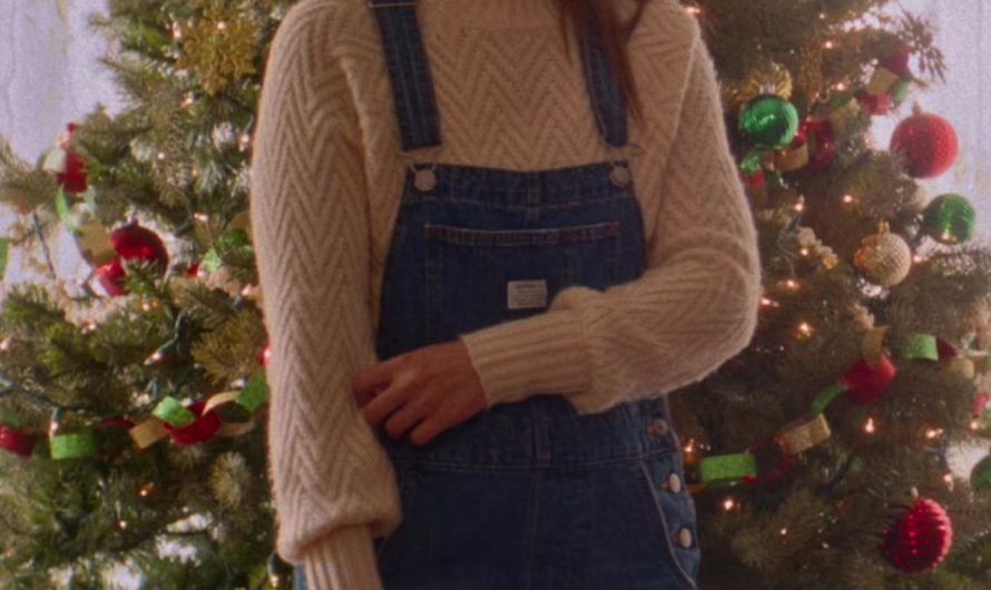 White High Neck Knit Sweater of Leighton Meester as Ali Moyer