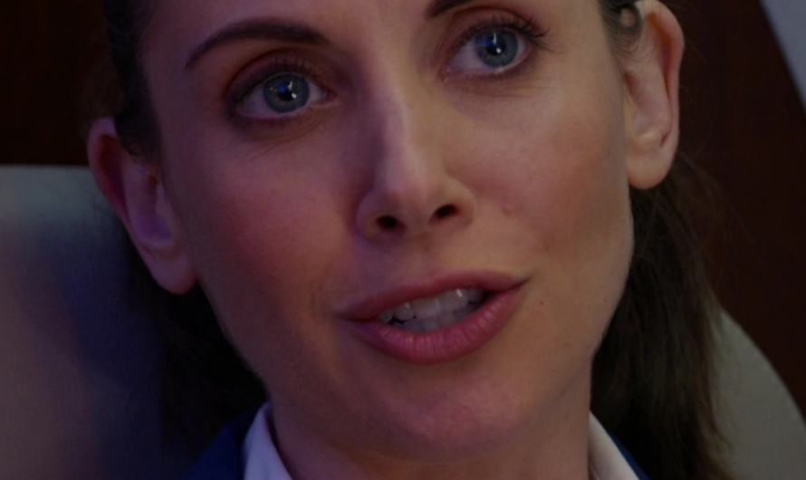 Gold Interlocking Circles Pendant Necklace of Alison Brie as Claire Wellington