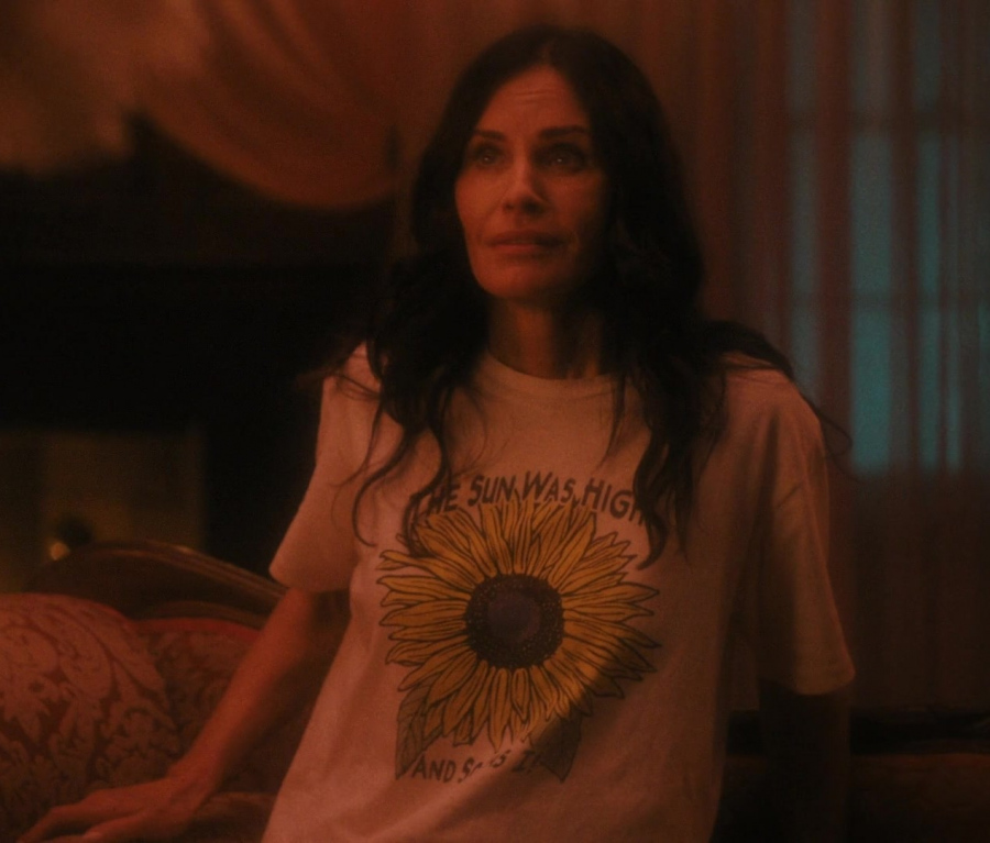 the sun was high and so was i logo print tee - Courteney Cox (Patricia "Pat" Phelps) - Shining Vale TV Show
