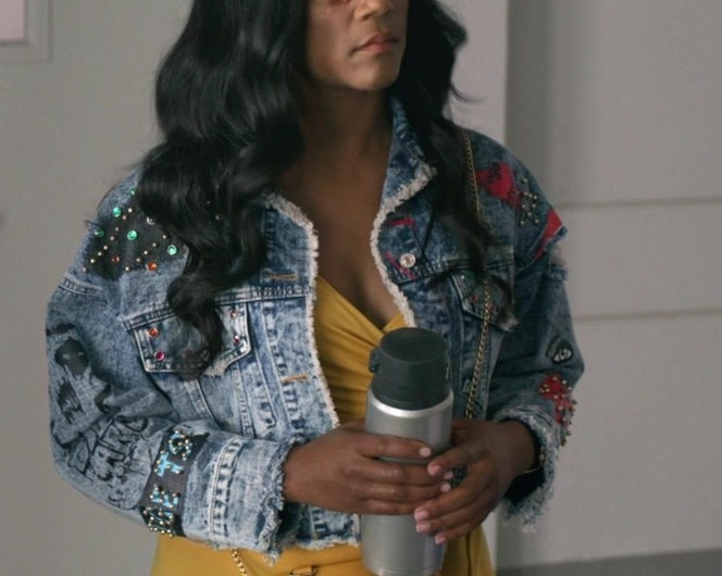 Yellow Shoulder Bag of Tiffany Haddish as Verna