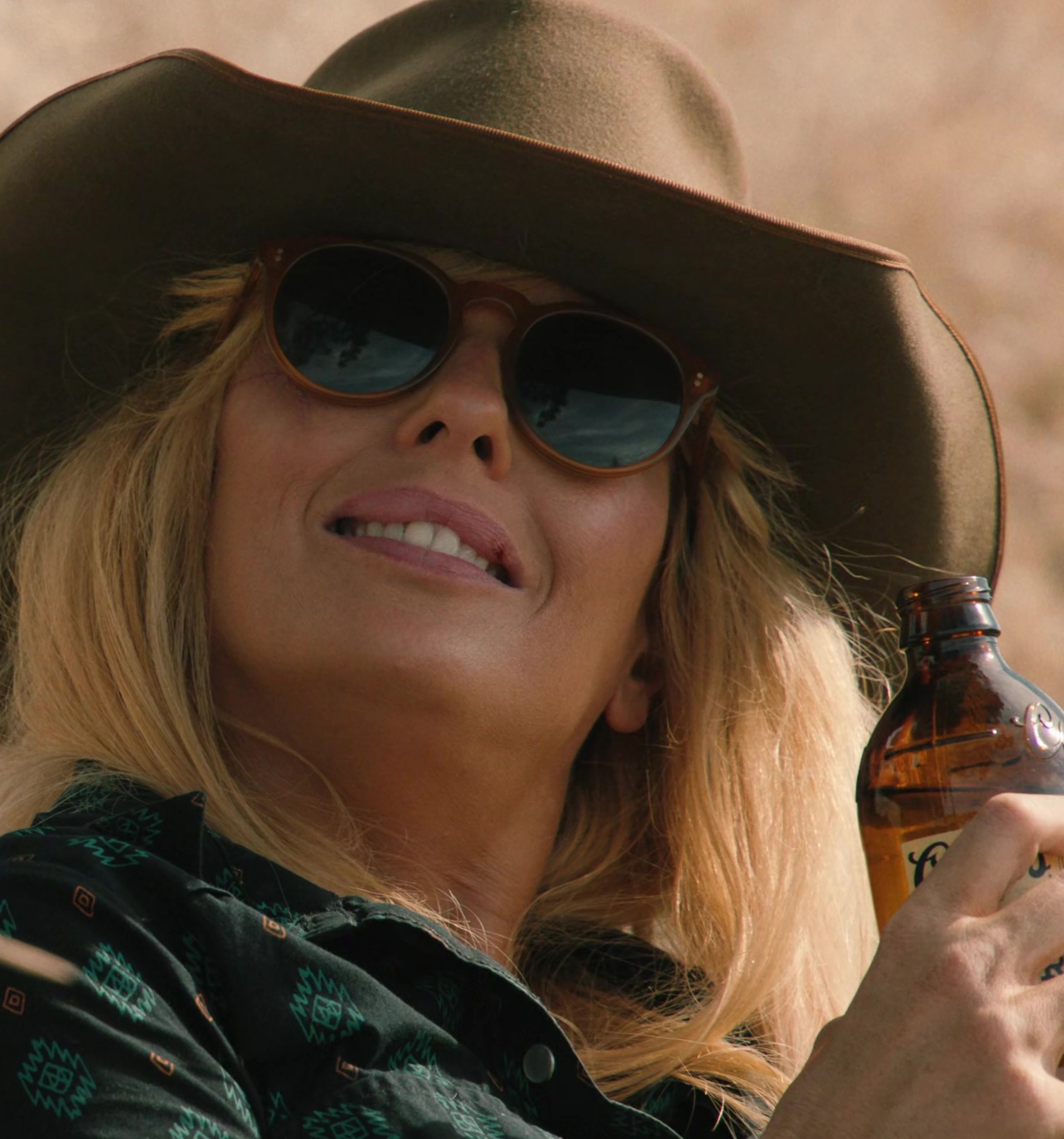 Worn on Yellowstone TV Show - Round Tortoiseshell Frame Gradient Sunglasses of Kelly Reilly as Bethany "Beth" Dutton