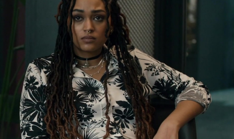 Black and White Floral Print Button-Up Shirt of Savannah Basley as Zooey L’Enfant