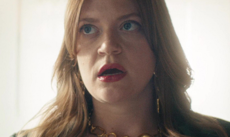 Oversized Gold-Tone Link Chain Necklace of Colby Minifie as Ashley Barrett